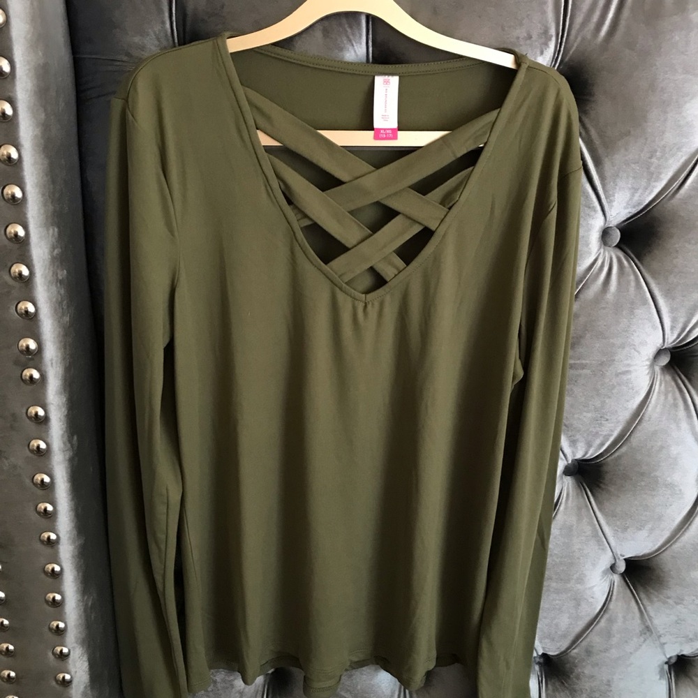 NWOT No Boundaries Lattice V-Neck Long Sleeve
